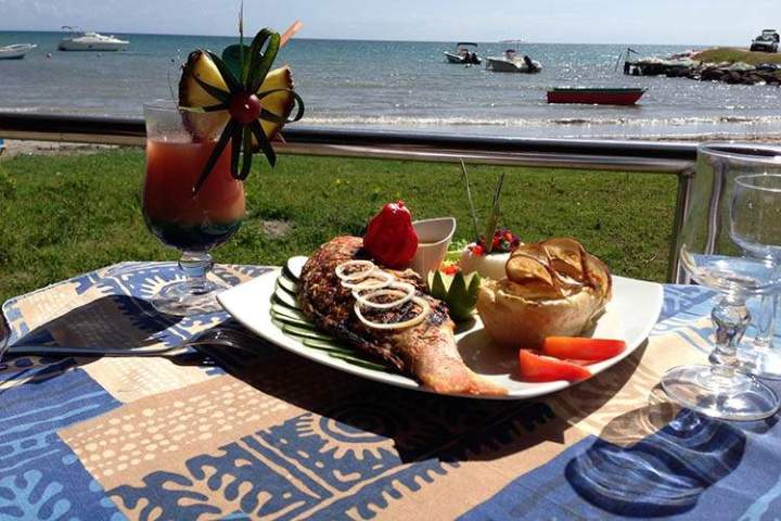Boisson et plat de poisson Sainte Luce